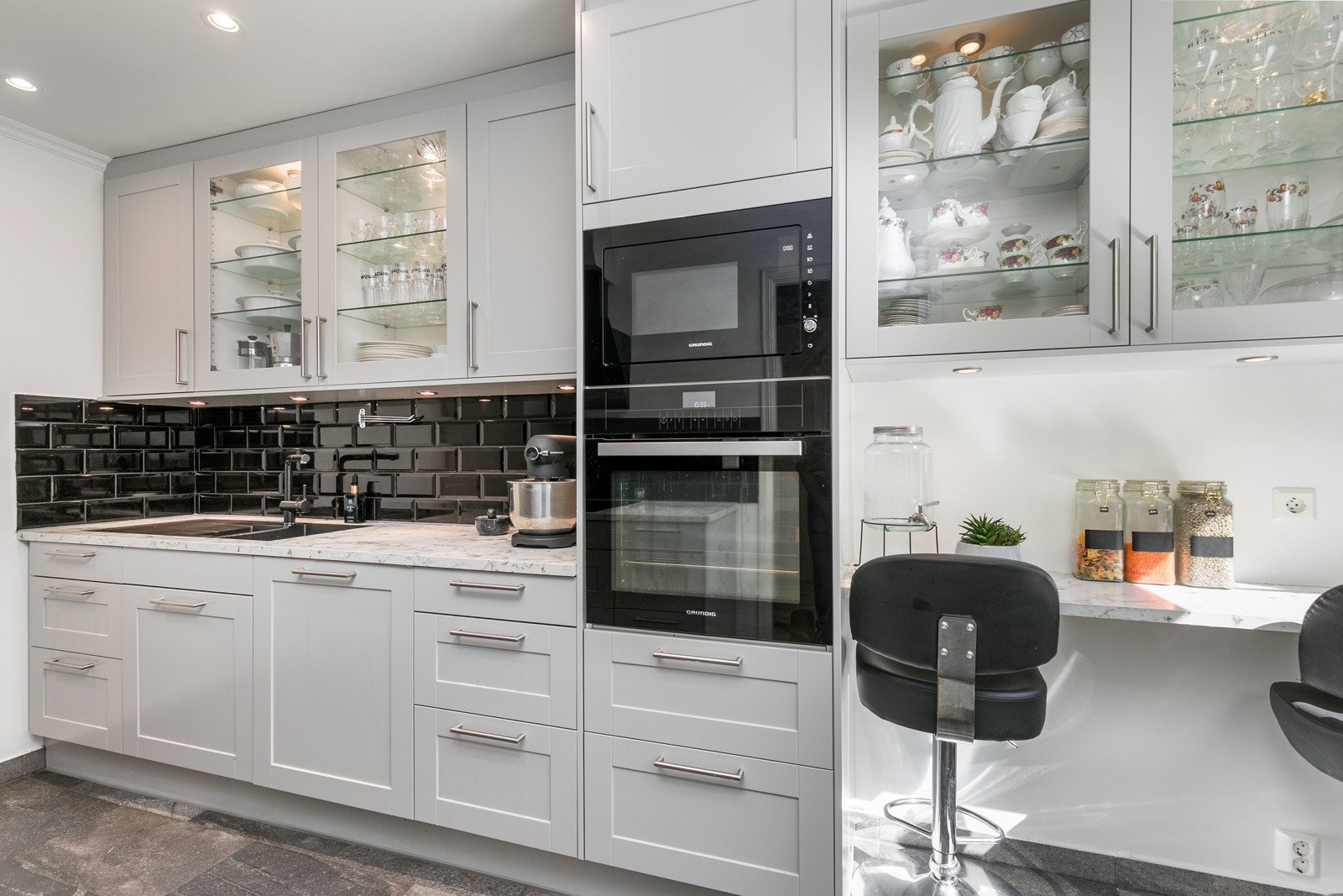 Klassisk Norema kjøkken, nytt i 2021. Kjøkkenet har rikelig med skap og benkeplass. Galleribilde