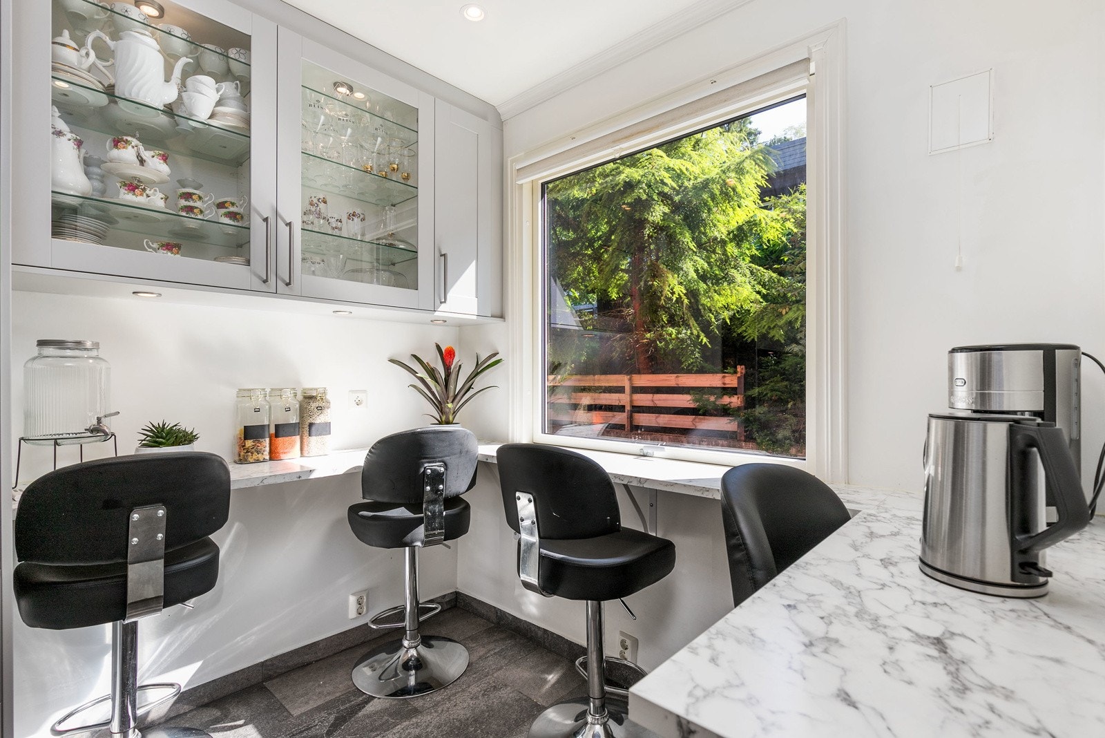 Det er fin avsatt plass til barstoler i tilknytning til kjøkkenet. Galleribilde