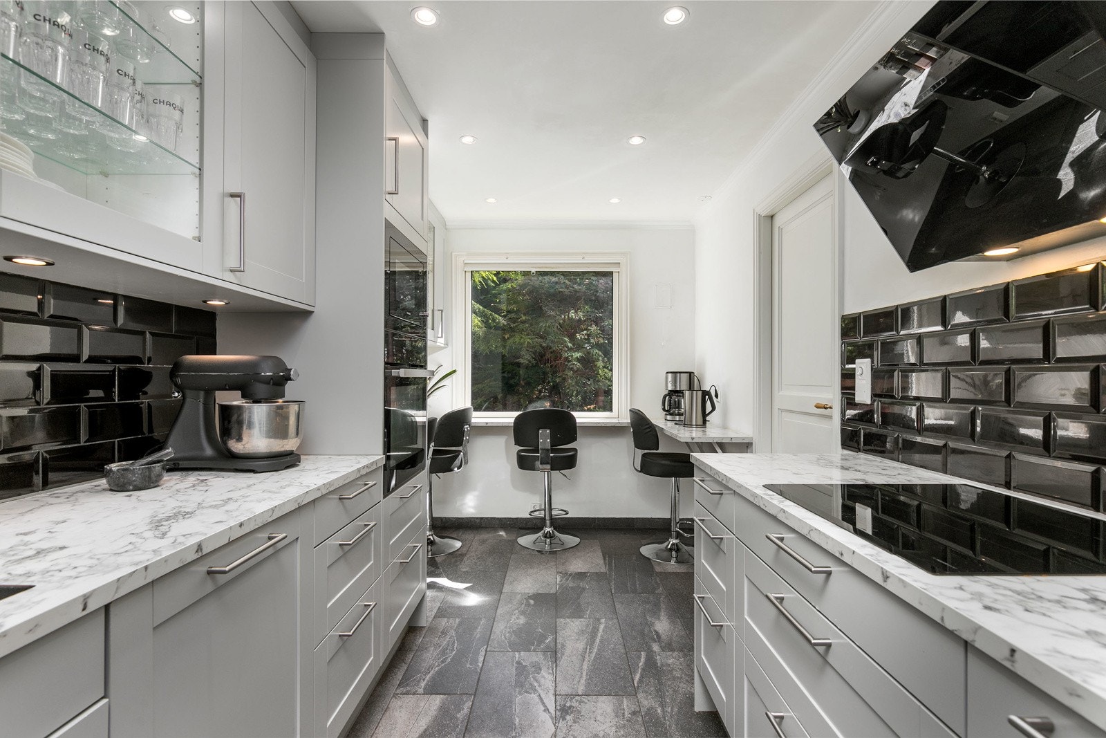 Av integrerte hvitevarer medfølger stekeovn, platetopp, kjøleskap og oppvaskmaskin. Galleribilde