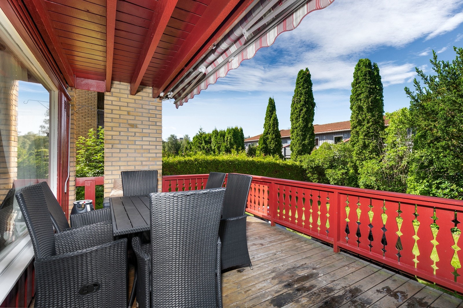 Boligen har en pent opparbeidet hageparsell, samt en vestvendt terrasse på ca. 15 kvm. Det er i tillegg en vestvendt veranda på ca. 6 kvm med adkomst fra to soverom i 2. etg. Galleribilde