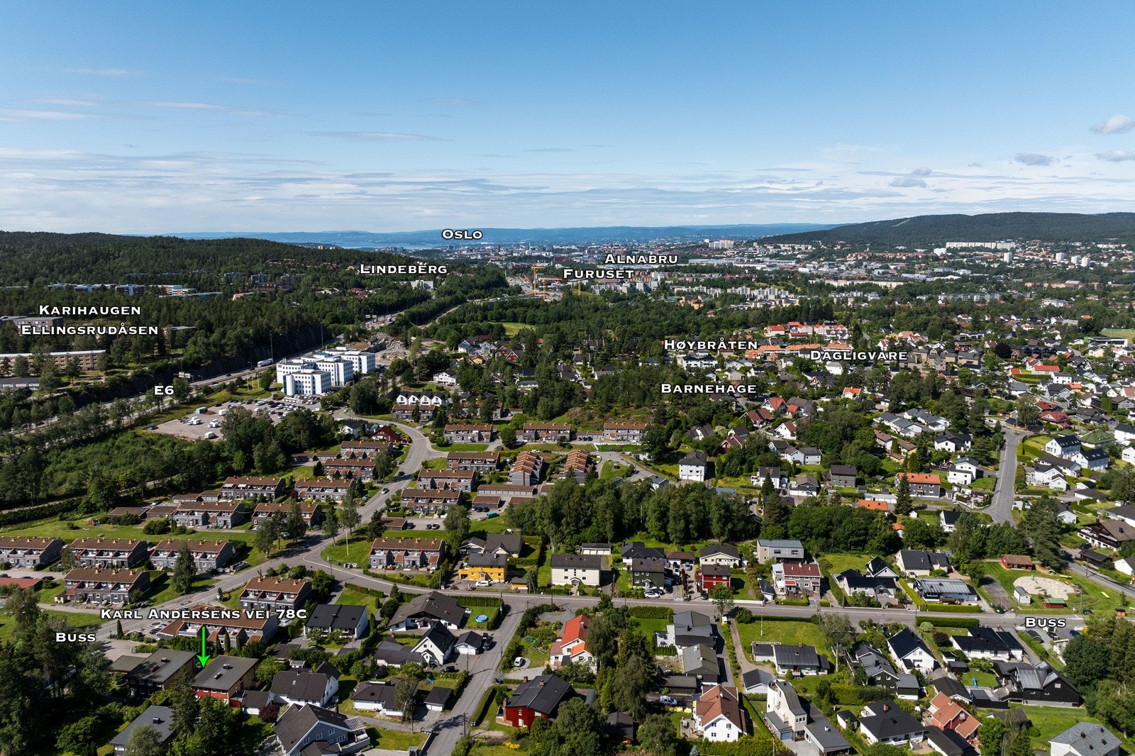 Eiendommen ligger i et rolig, attraktivt og barnevennlig område på Høybråten med nærhet til skoler i alle alderstrinn, barnehager, offentlig kommunikasjon, samt et rikt utvalg av fasiliteter og servicetilbud. Galleribilde