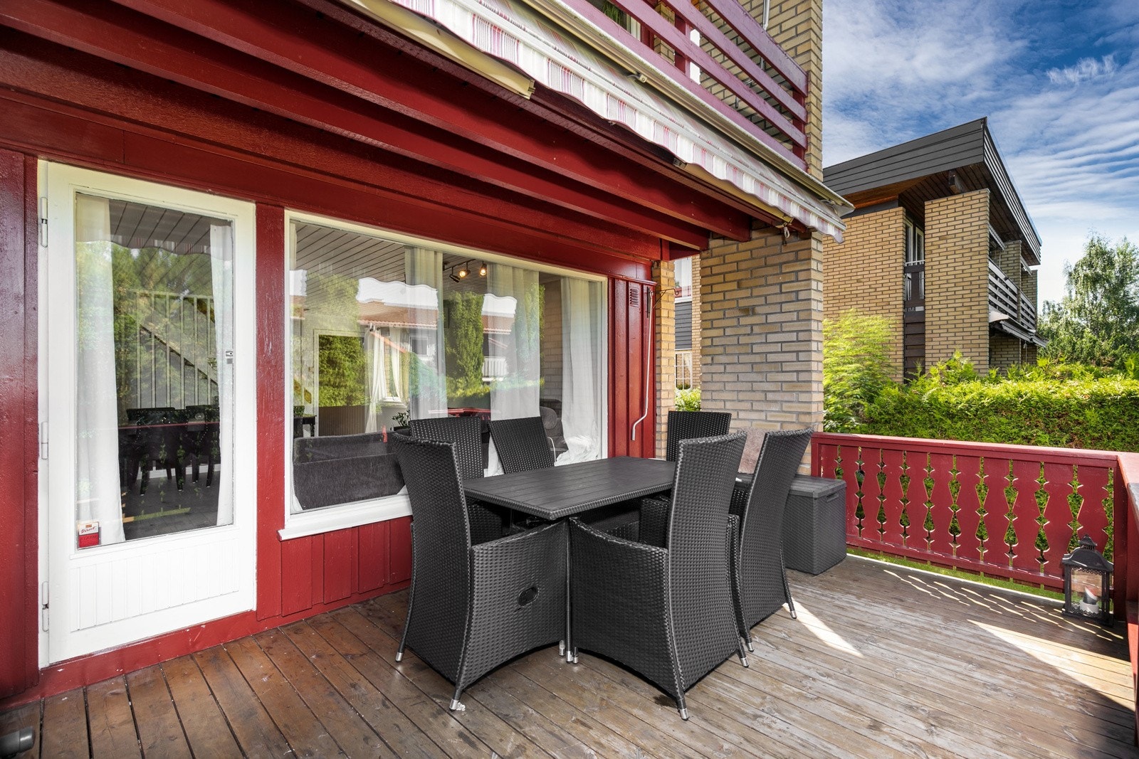 Boligen har to flotte uteplasser hvor man kan nyte late dager og sene kvelder i hyggelige omgivelser. Utgang fra stuen til en vestvendt terrasse på ca. 15 kvm, samt en vestvendt veranda med adkomst fra to soverom i 2. etasje på ca. 6 kvm. Galleribilde