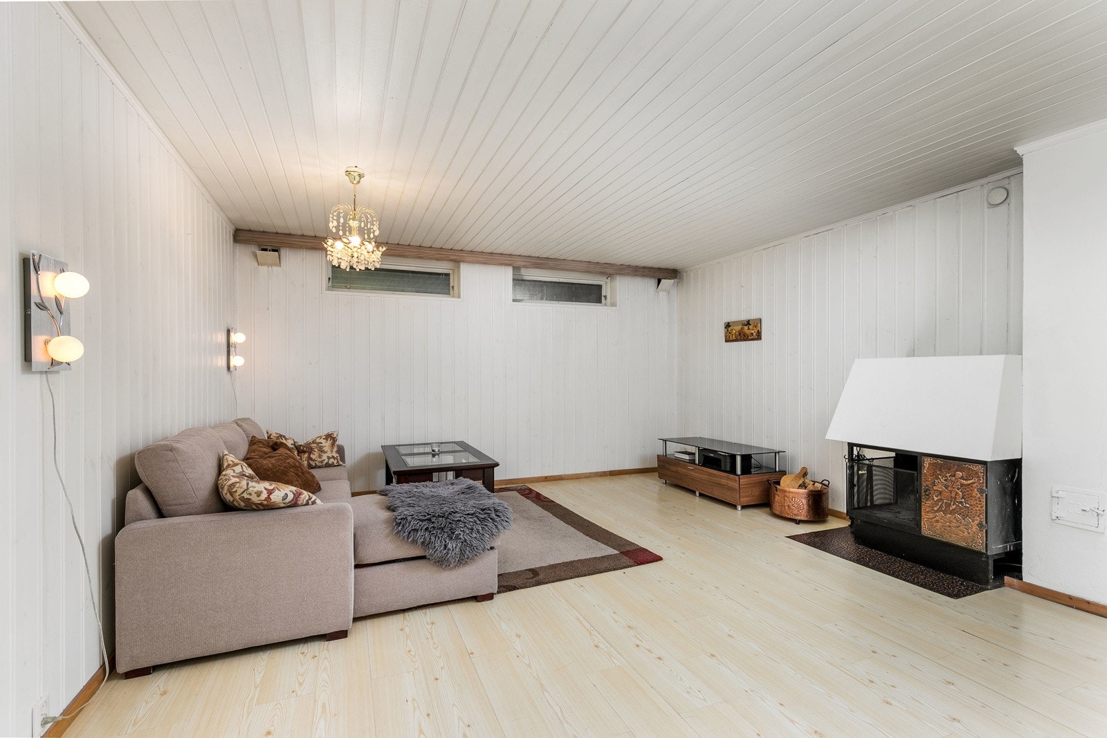 Kjelleretasjen er innredet med en romslig kjellerstue, to innvendige boder, toalettrom og bad/vaskerom. Kjellerstuen har laminat på gulv og panel på vegger. Det gjøres oppmerksom på at kjellerstuen ikke er godkjent til varig opphold. Galleribilde