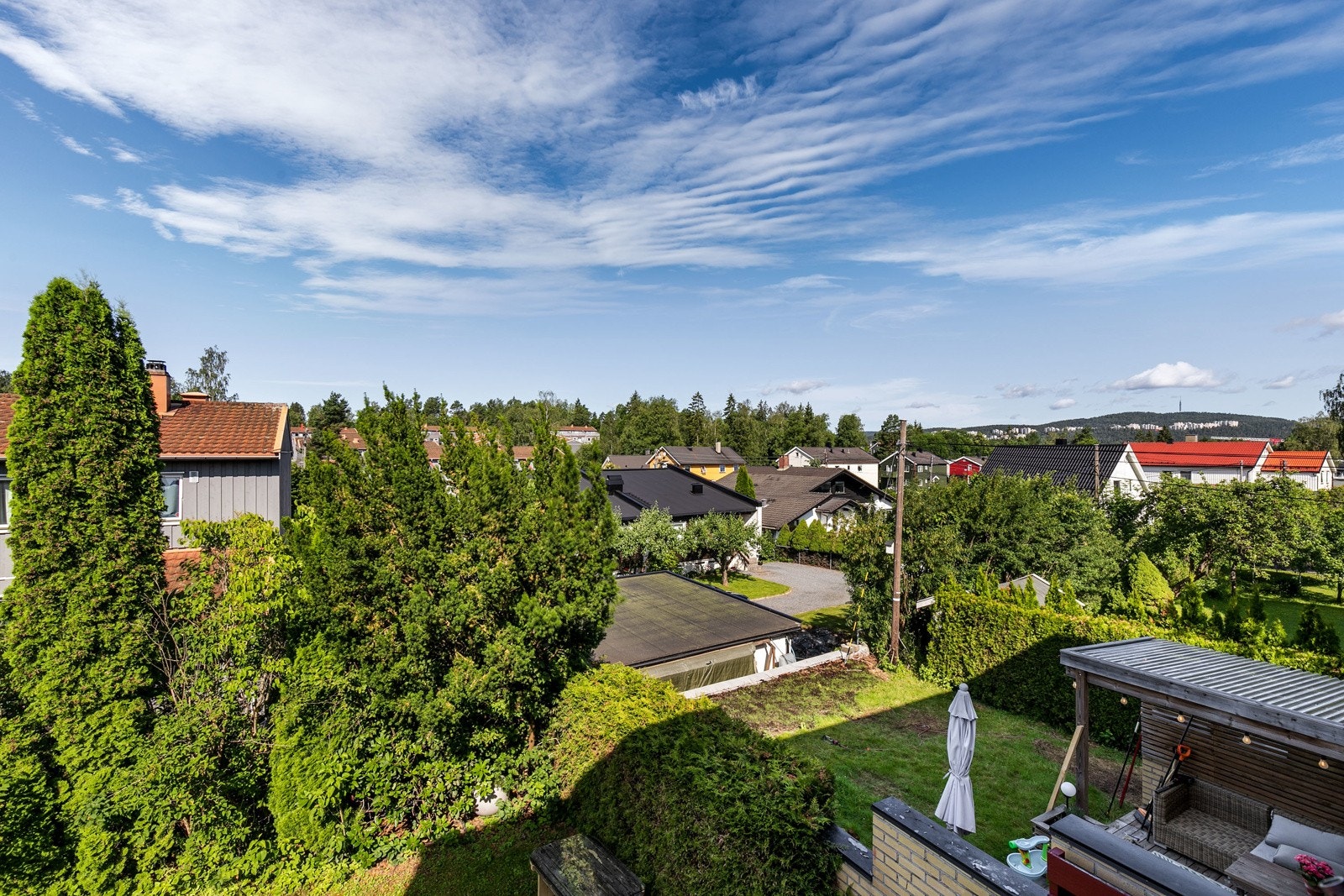 Boligen har en eiet tomt på ca. 228 kvm. Tomten er pent opparbeidet med plen, diverse beplantning og hekk. Fritt utsyn over nærområdet. Galleribilde