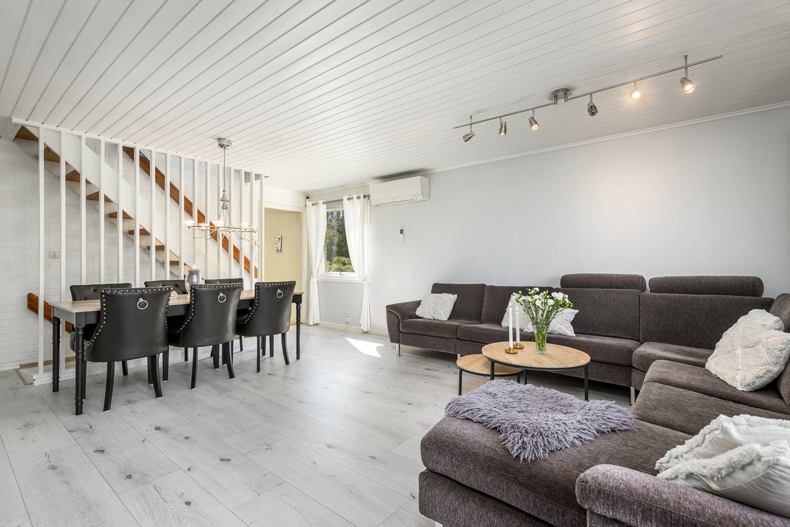 Fra stuen er det utgang til en vestvendt terrasse på ca. 15 kvm, hvor man kan nyte late dager og sene kvelder i hyggelige omgivelser. Galleribilde