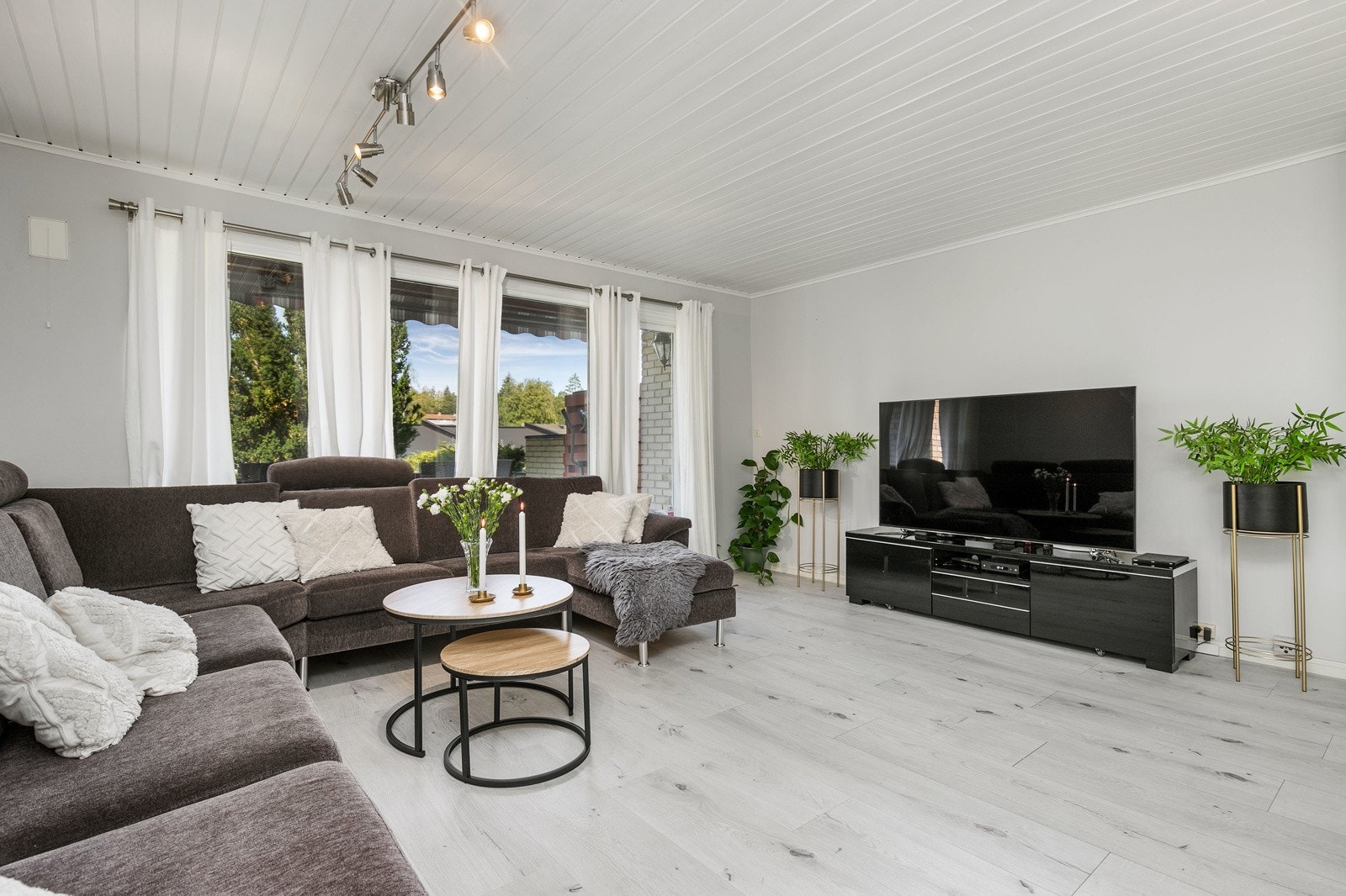 Lys og romslig stue. Gode vindusflater slipper inn rikelig med lys og gir en luftig og åpen romfølelse. Lysmalte overflater og laminatgulv, nytt i 2022. Galleribilde