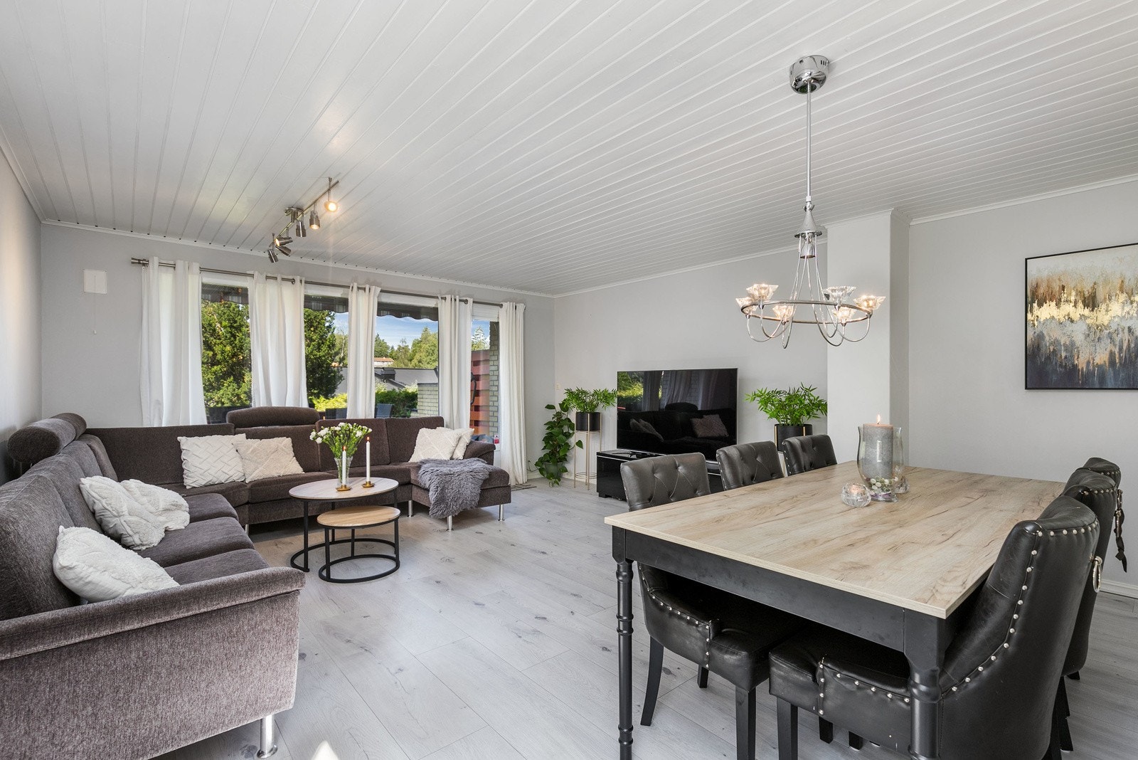 Boligen fra 1972 inneholder bl.a. en lys og romslig stue med gode vindusflater, moderne Norema-kjøkken fra 2021, innredet kjellerstue, 2 bad, ett toalettrom, 3 soverom, samt 2 innvendige boder i kjeller. Galleribilde