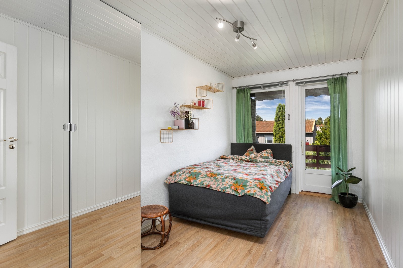 Soverom 3 er av god størrelse med plass til seng og garderobe etter ønske. Utgang til en vestvendt veranda på ca. 6 kvm. Galleribilde