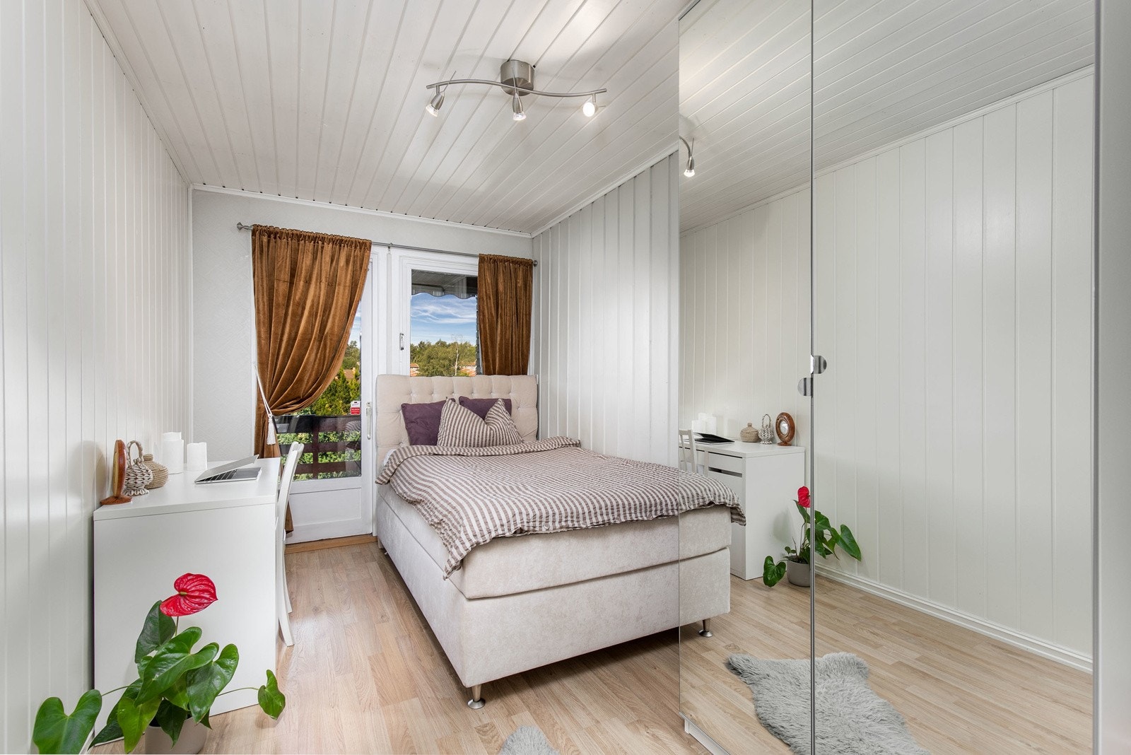 Soverom 2 er av god størrelse med plass til seng og garderobe etter ønske. Utgang til en vestvendt veranda på ca. 6 kvm. Galleribilde