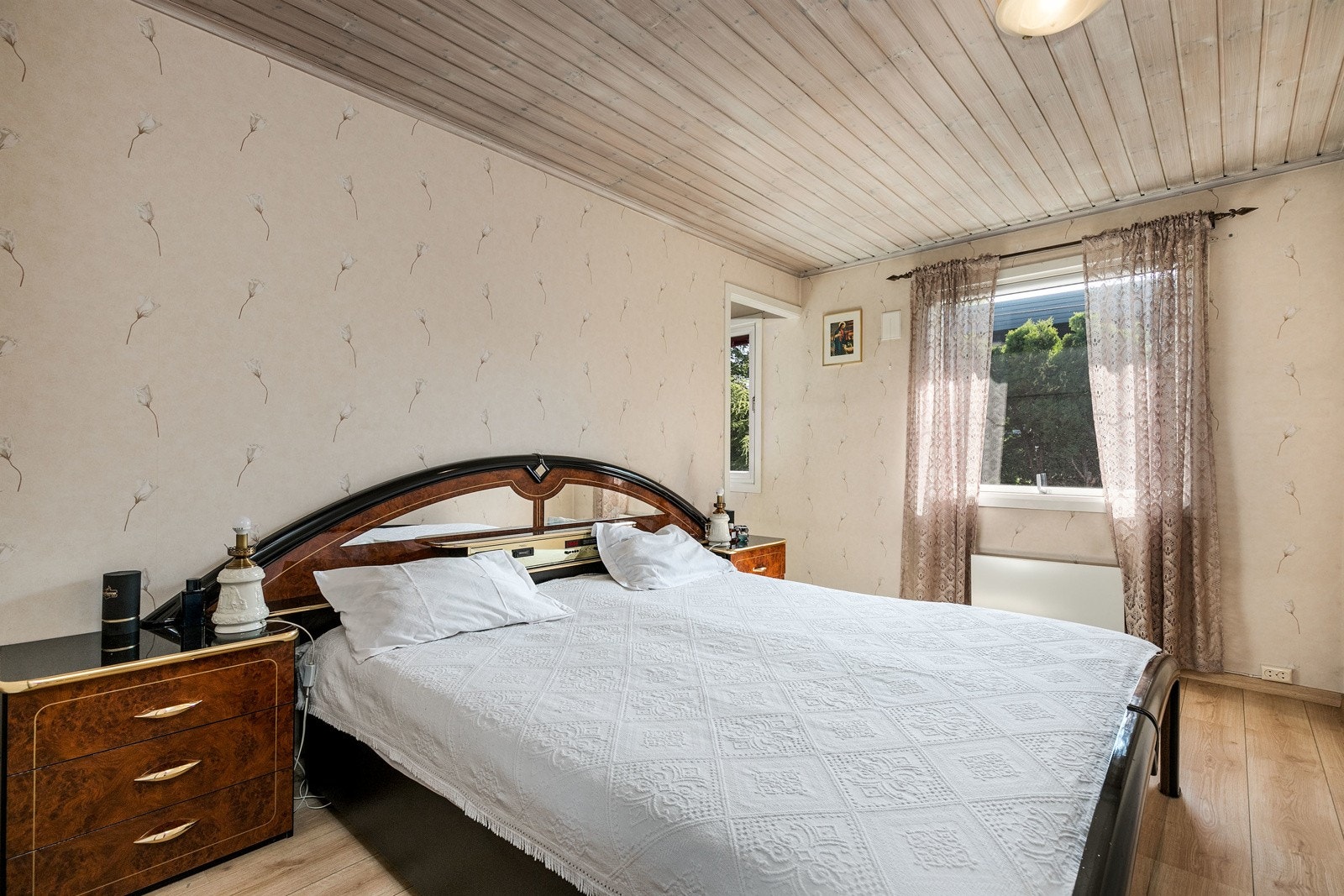 Boligen har totalt 3 soverom i 2. etasje. Soverommene har laminat på gulv, samt malte og tapetserte vegger. Galleribilde