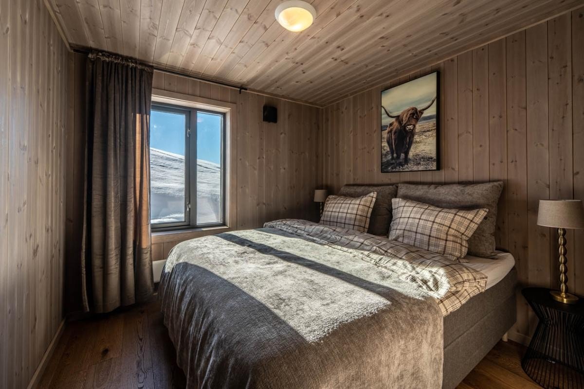 Det er totalt fire soverom i hytten. Interiørbilder fra en lik hytte. Farger og produkter kan avvike. Galleribilde
