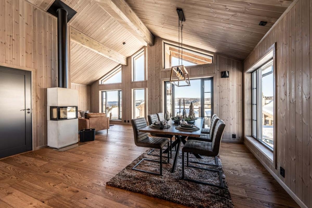 store vinduer og god takhøyde. Interiørbilder fra en lik hytte. Farger og produkter kan avvike. Galleribilde