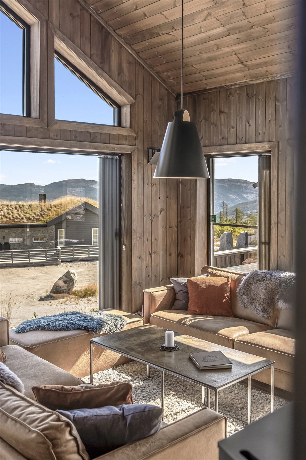 Åpen himling og store vindusflater gir rommet sitt særpreg Galleribilde