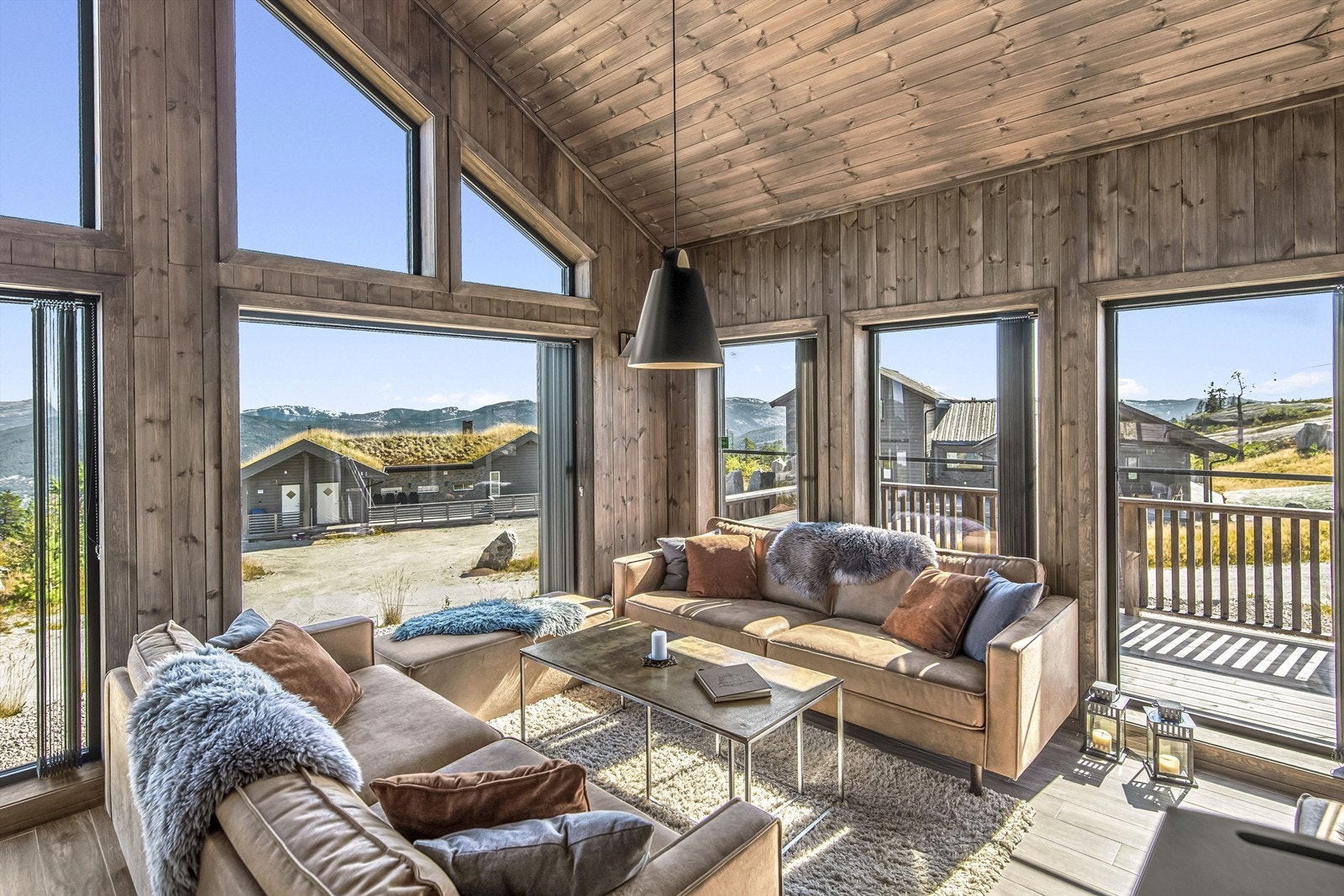 Den svarte pendellampen er fra Louis Poulsen, Above-pendel. Et flott smykke over sofa-gruppen. Galleribilde