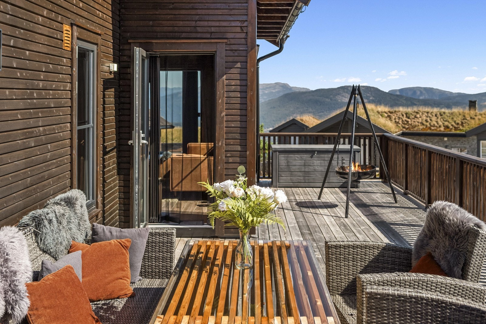 Hytten har 37kvm med terrasse. Med utgang fra stuen. Galleribilde