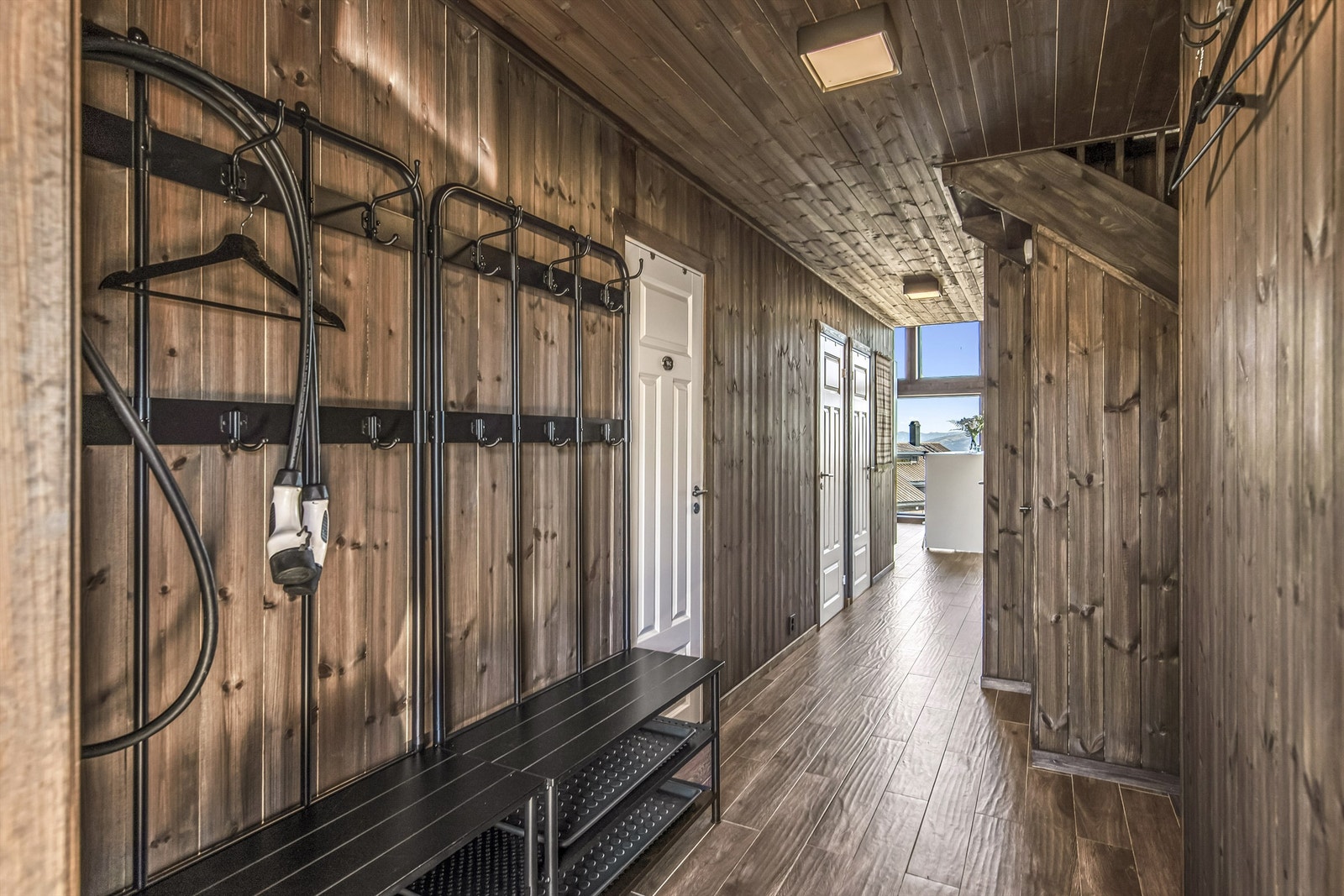 Entré med god plass til å henge fra seg yttertøy Galleribilde