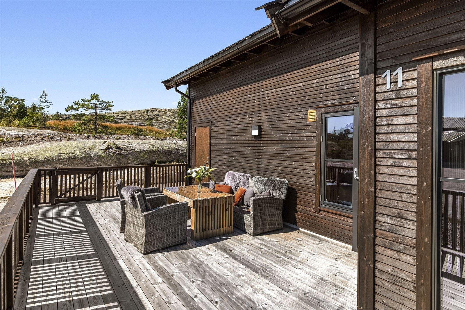 Her bor du i et rolig og veletablert hyttefelt, med umiddelbar nærhet til flotte turområder hele året. Galleribilde