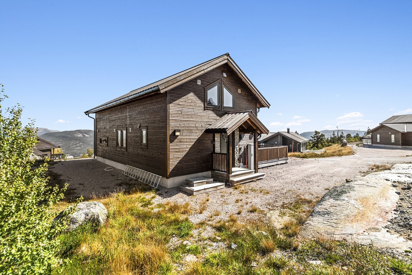 Stor gårdsplass med gode parkeringsmuligheter Galleribilde