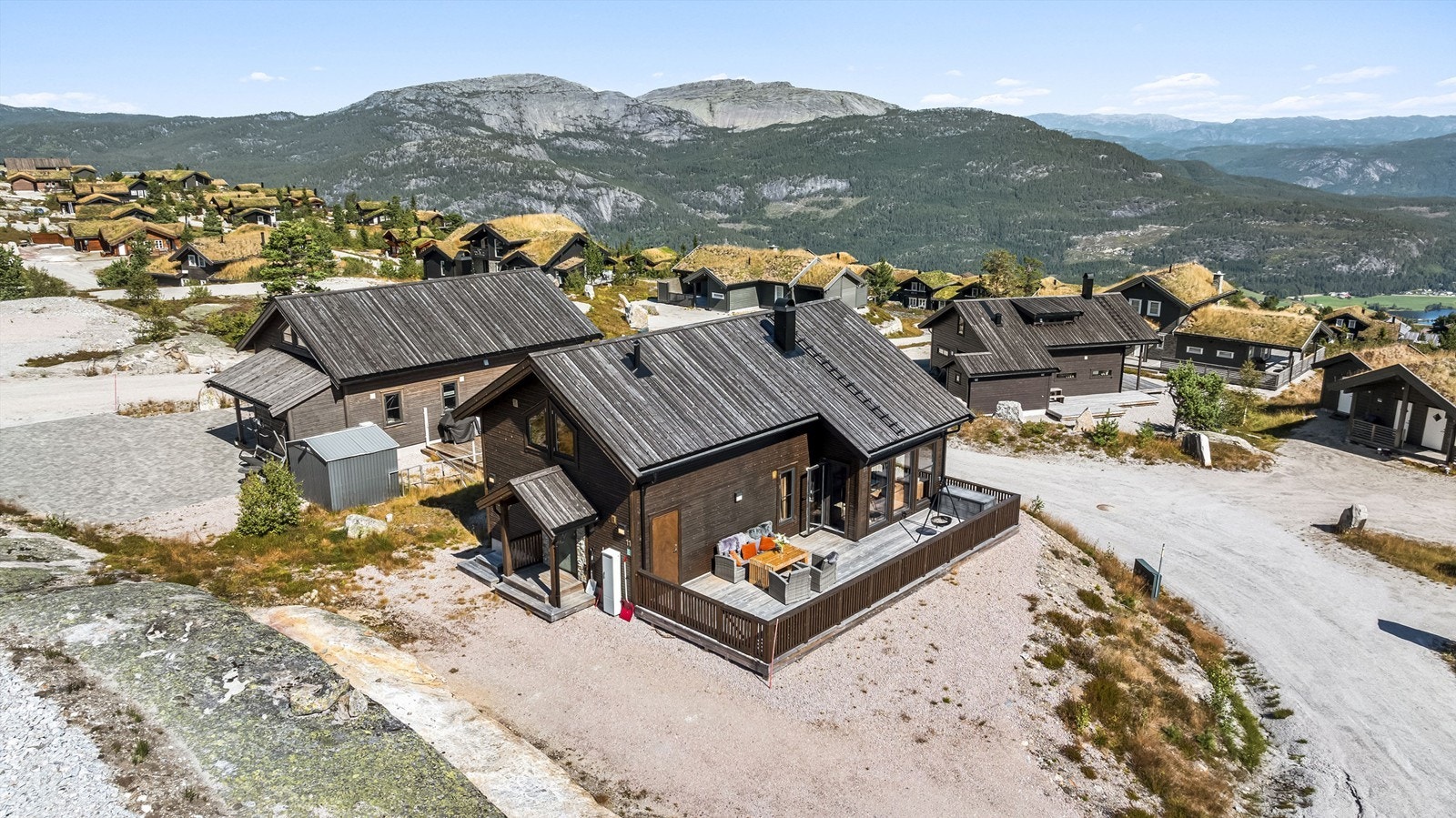 Hytten ligger innerst i blindvei - så her ligger du trygt og skjermet for trafikk. Galleribilde