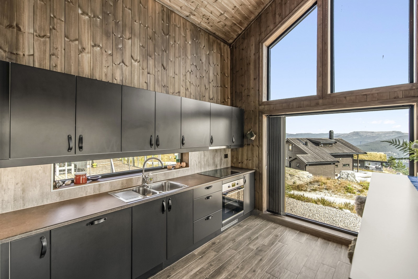 Store vindusflater som gir naturlig godt lys, utsikt og en svært god romfølelse Galleribilde