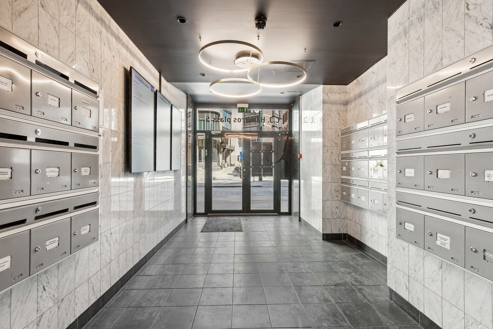 Eiendommen har et presentabelt inngangsparti med digital oversikt over alle leietakerne Galleribilde