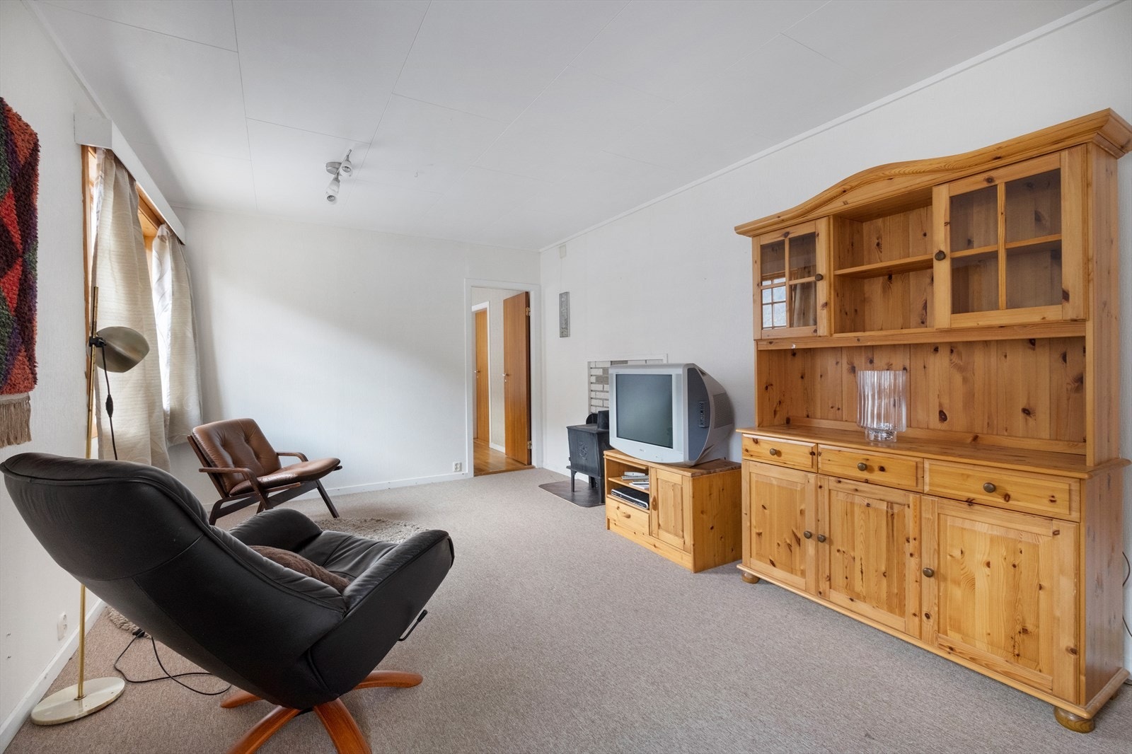 Rom innredet som kjellerstue. Ikke søkt bruksendring Galleribilde