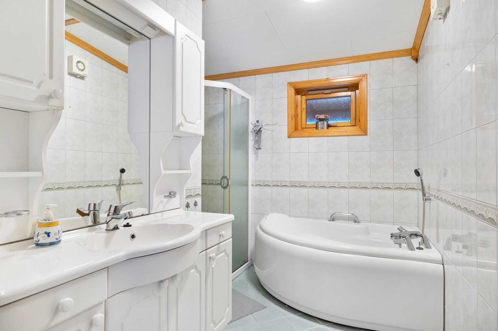 Flislagt bad i hovedetasje Galleribilde