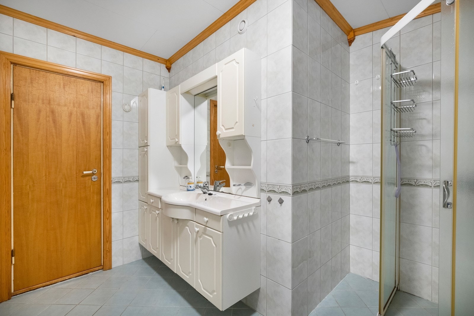 Det er badekar, dusjhjørne med skyvedør og innredning med servant. Galleribilde