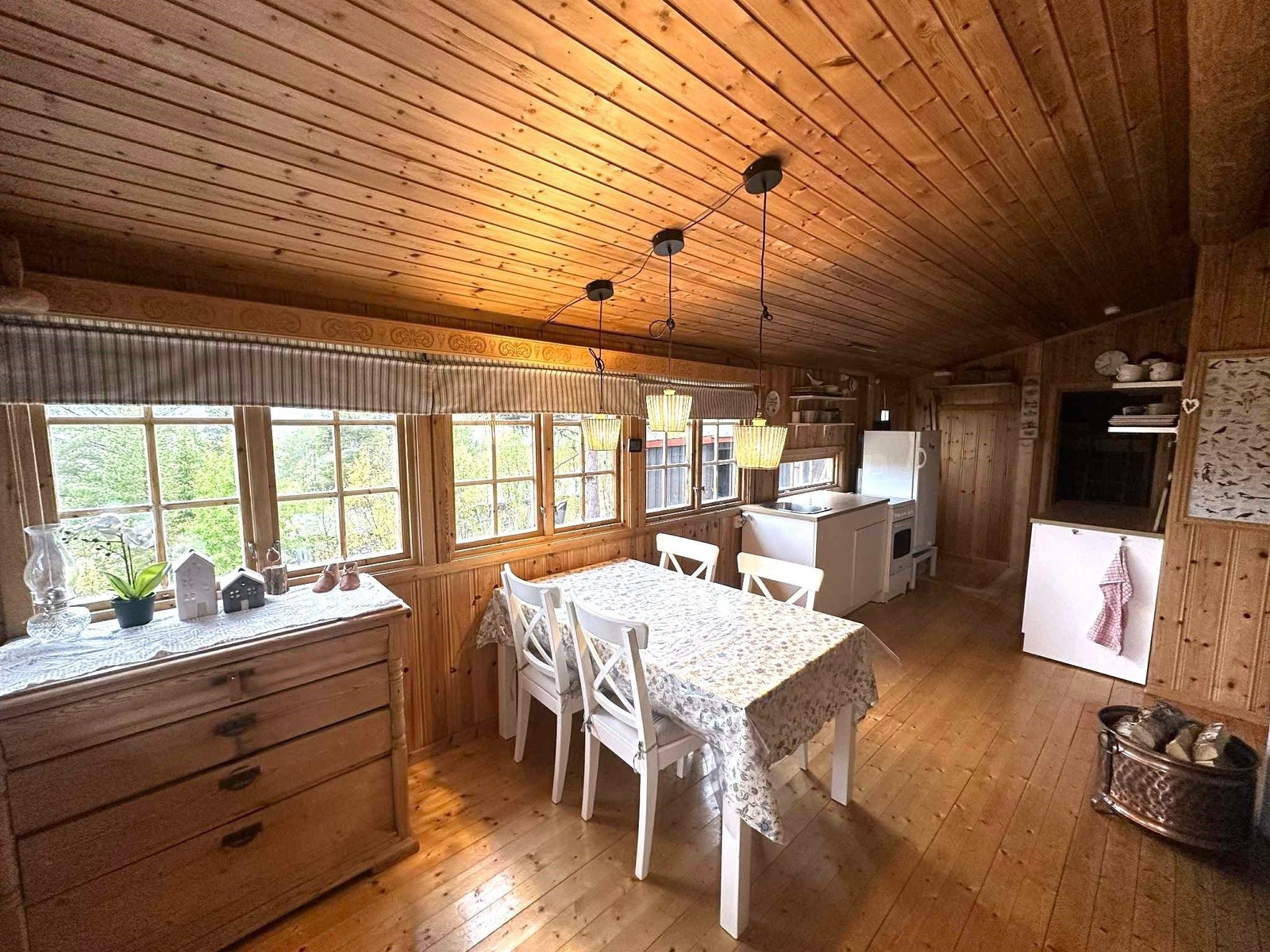 Åpen og lun kjøkken og spiseplass med utsikt over Lauvås-vannet. Galleribilde