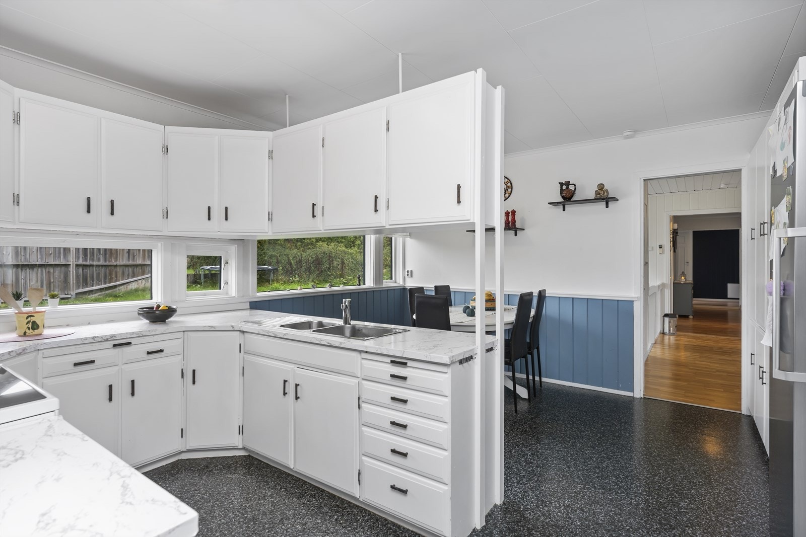 Kjøkken med god benke- og skapplass Galleribilde