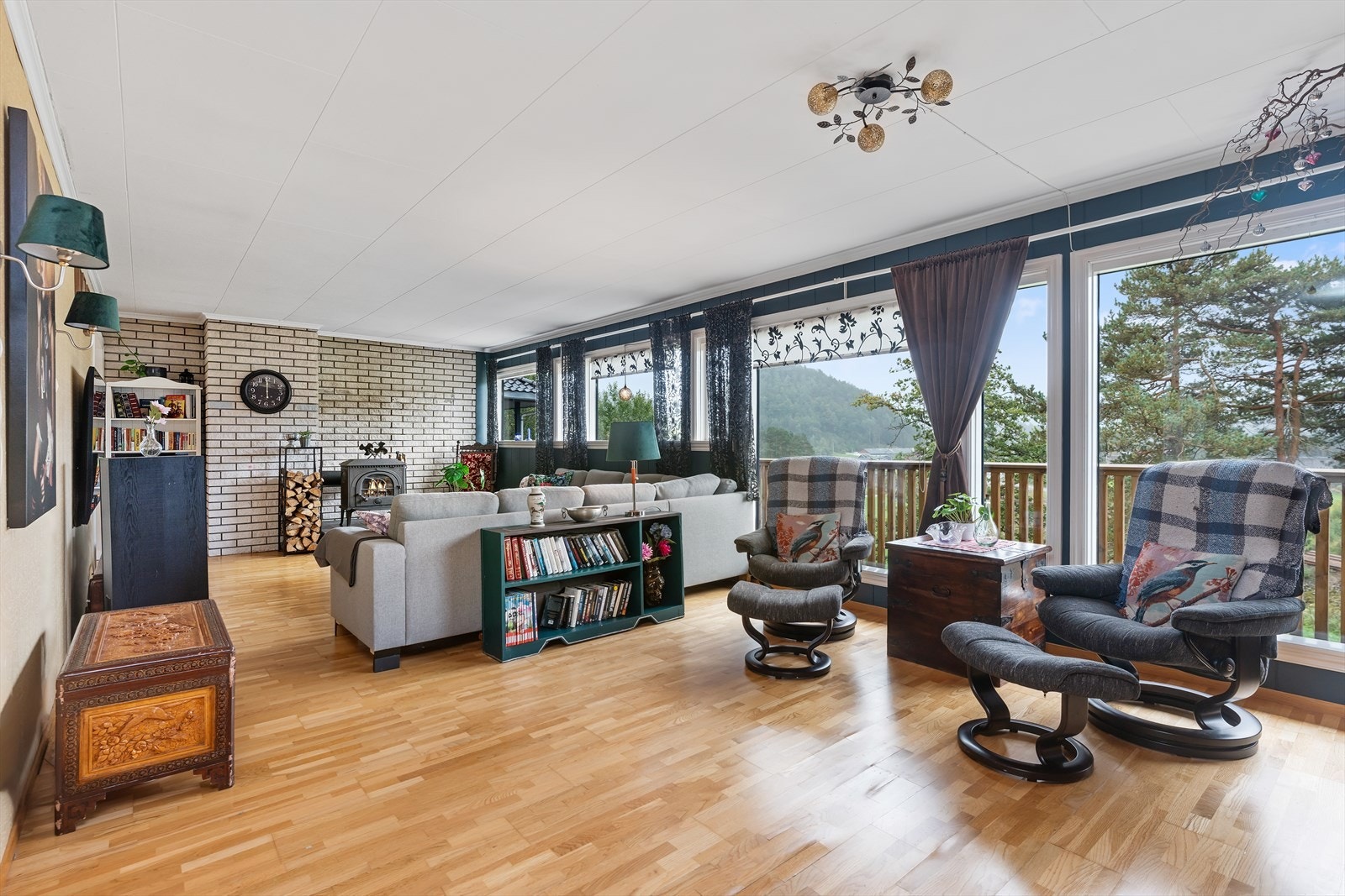 Romslig stue med store vindusflater Galleribilde