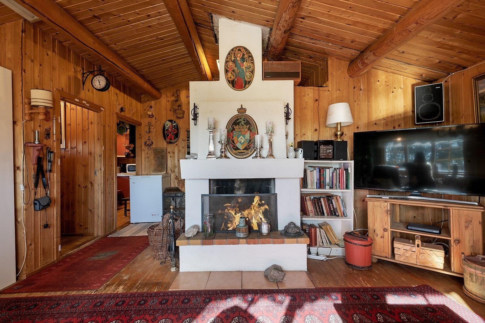 Stemningsfull og varmende peis i midten av rommet. Galleribilde