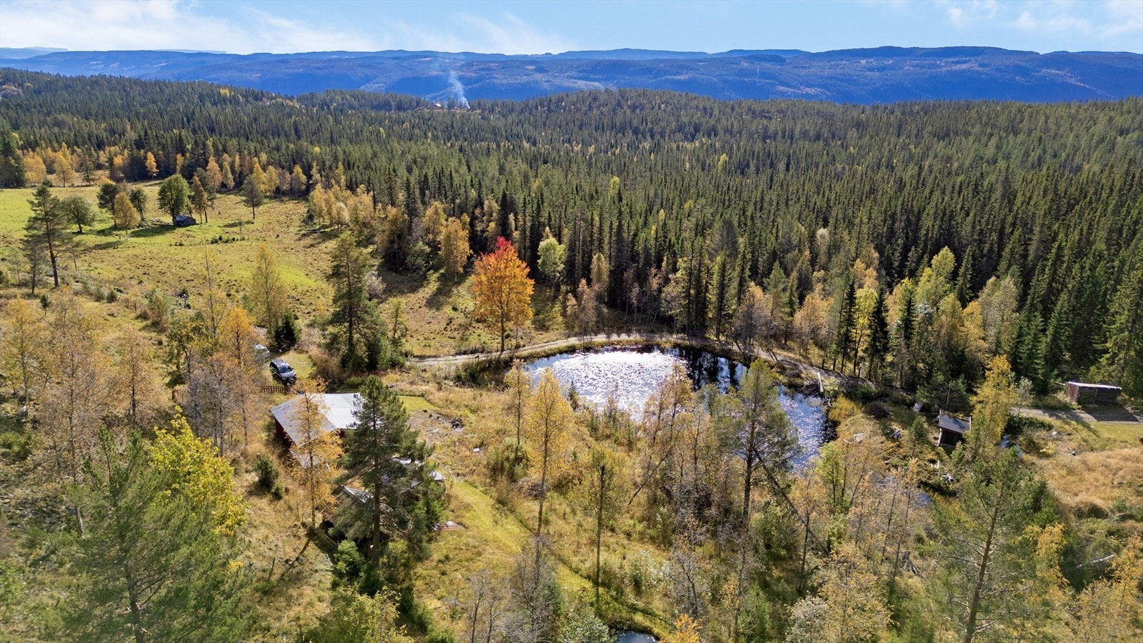Hytta ligger idyllisk til. Galleribilde