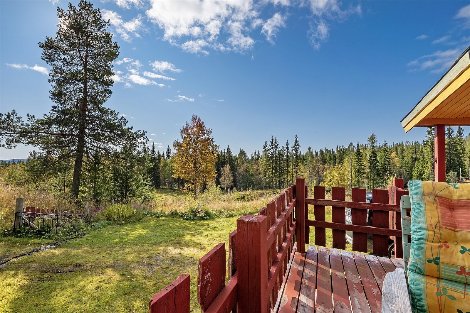 Hytta ligger for seg selv i rolige, naturskjønne omgivelser. Galleribilde