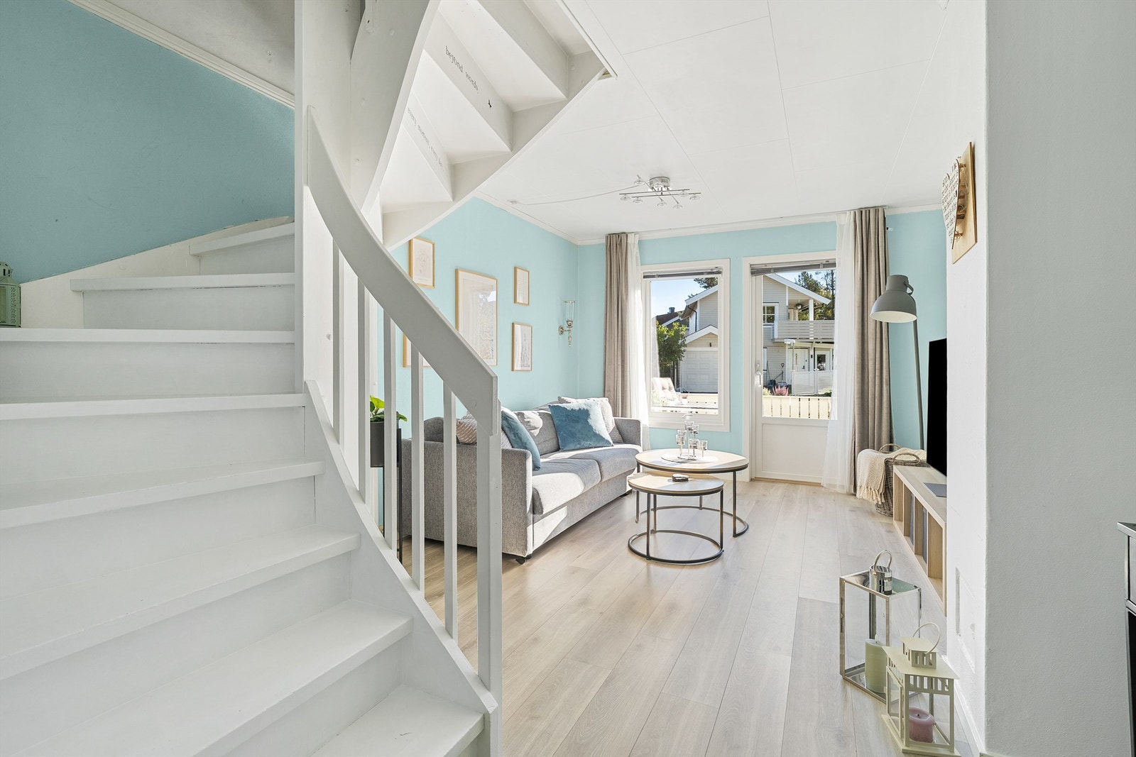 Fra stuen er det direkte adkomst til romslig markterrasse Galleribilde