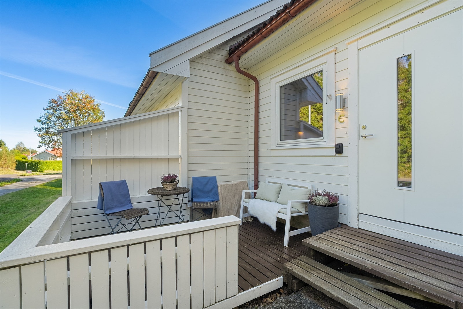 Delvis overbygget inngangsparti med egen nordøst-vendt terrasse på ca. 8 kvm. Foto: Tor Harald Johannessen Galleribilde