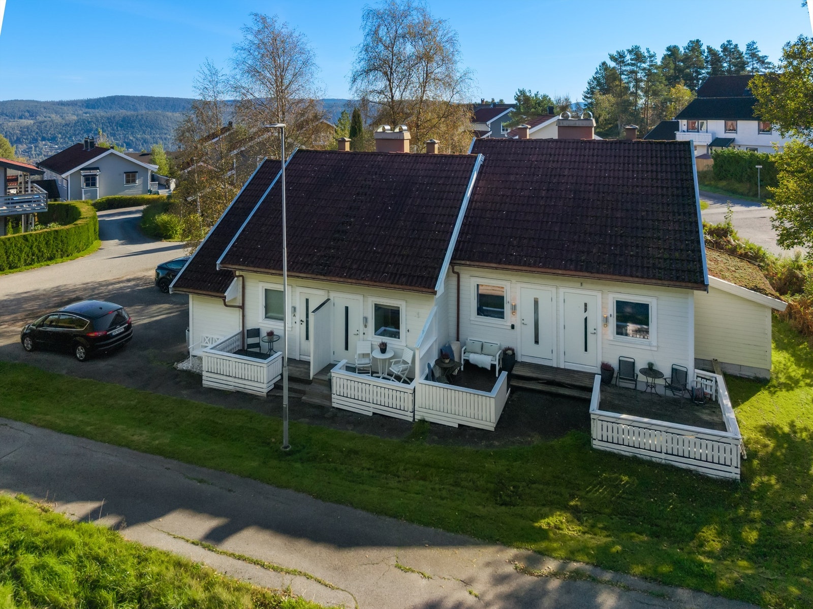 Det er få minutters kjøring ned til koselige Svelvik sentrum, som har det meste av servicetilbud, småbutikker og vinmonopol. Nærhet til fjorden med gode fiske- og bademuligheter. Galleribilde