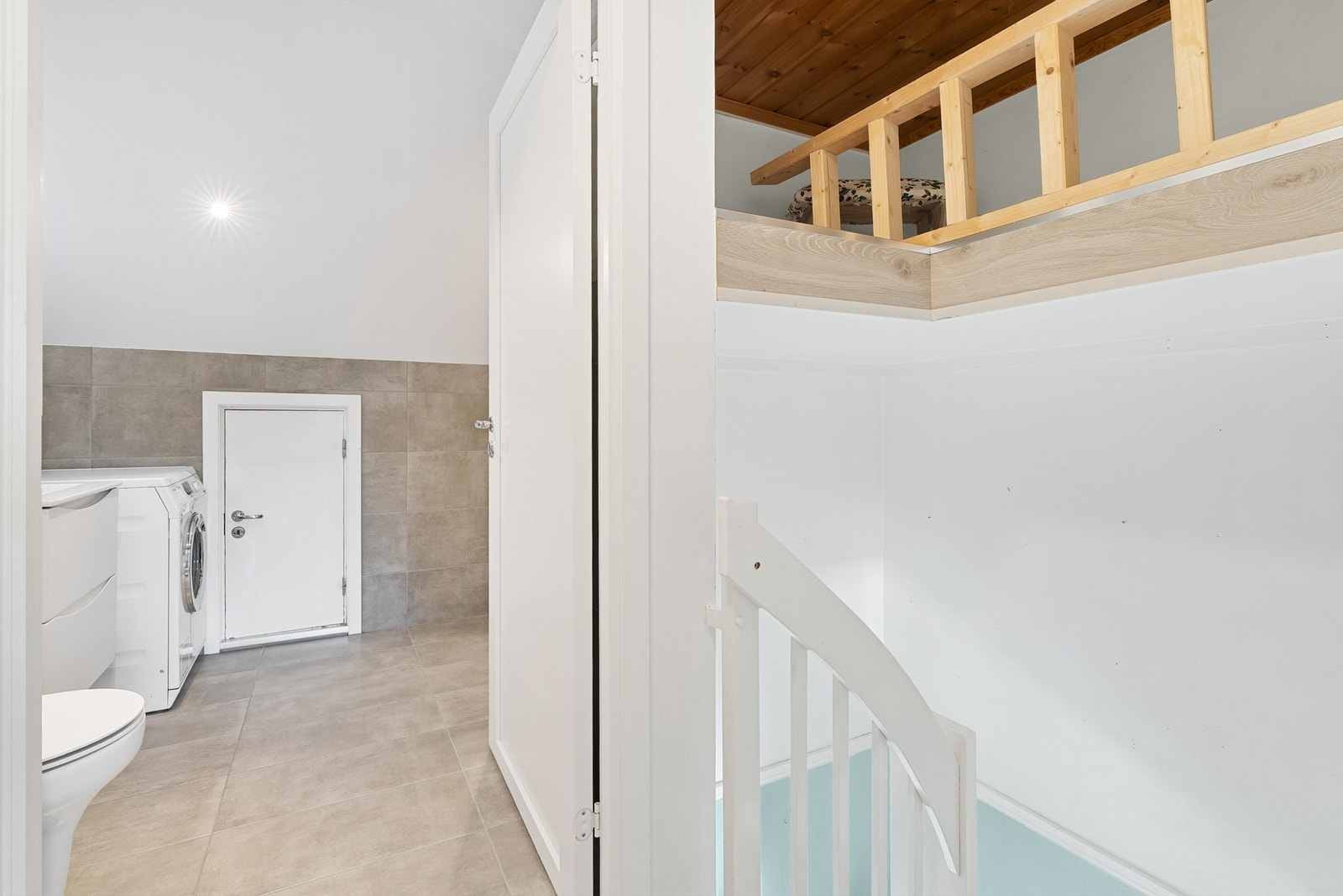 Over trappeoppgangen er det innstallert hems med god plass til oppbevaring Galleribilde