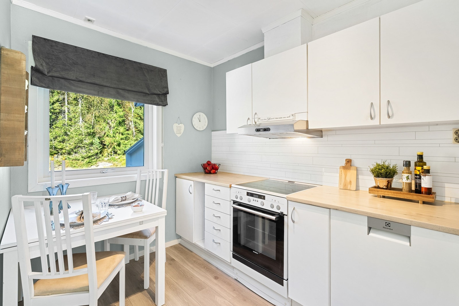 Kjøkkeninnredning fra IKEA med slette fronter Galleribilde