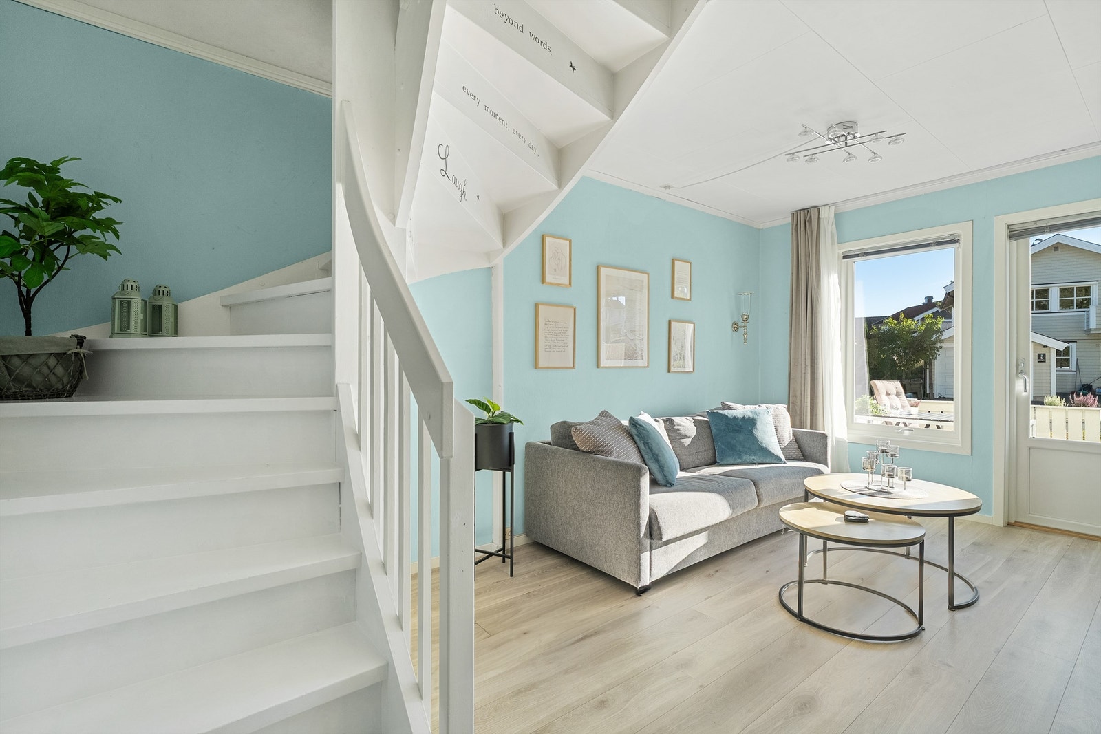 God plass i stuen til sofagruppe Galleribilde