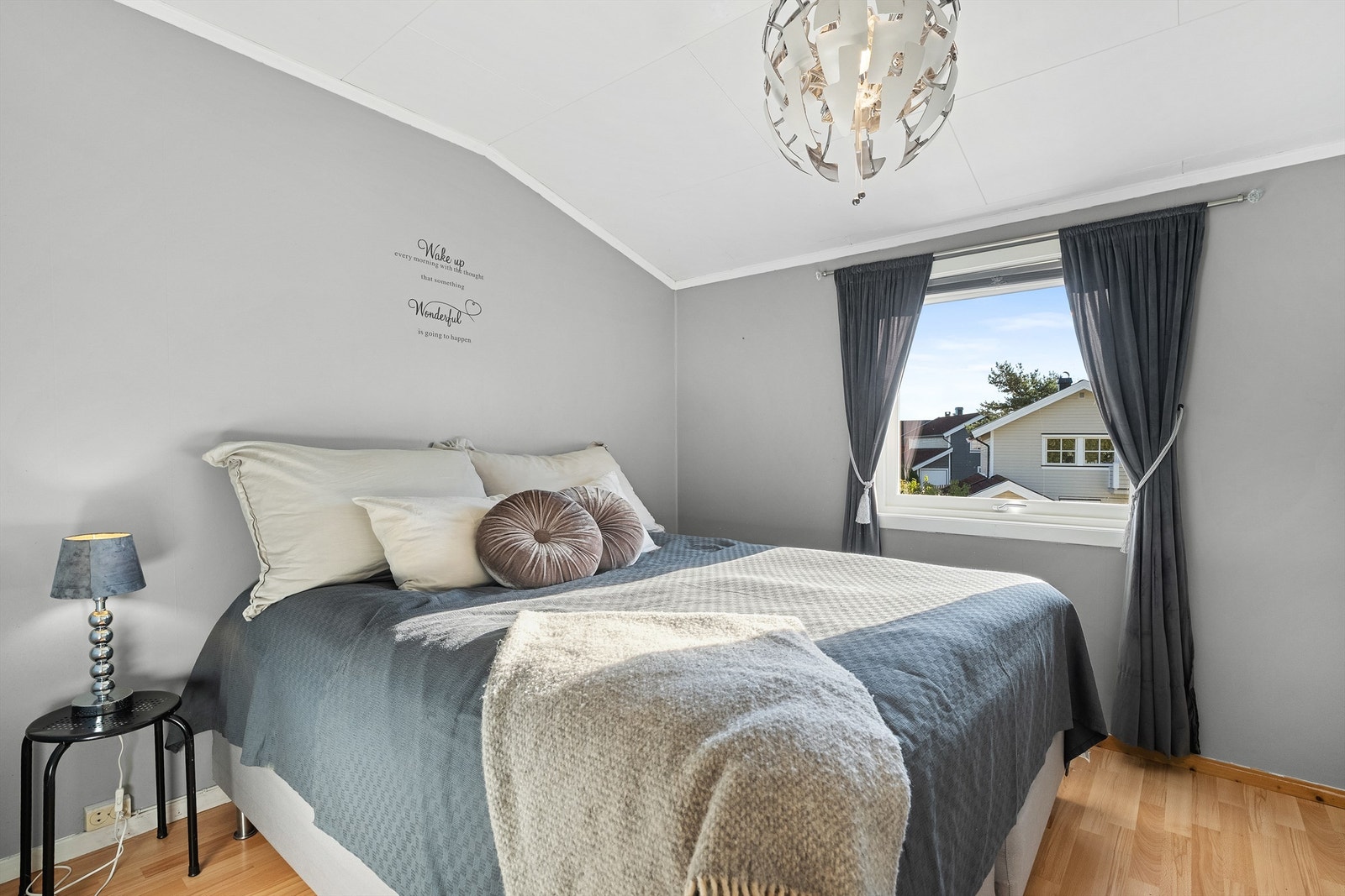 Soverom med god plass til dobbeltseng og garderobeløsning Galleribilde