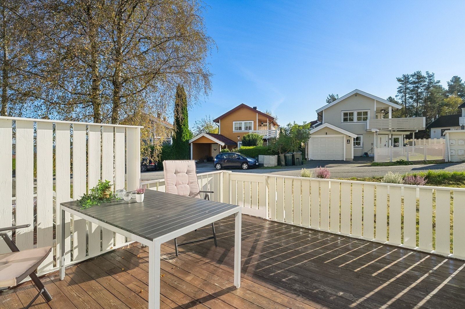 På terrassen er det sol fra ca. 08:00 til 16:00 iflg. selger Galleribilde