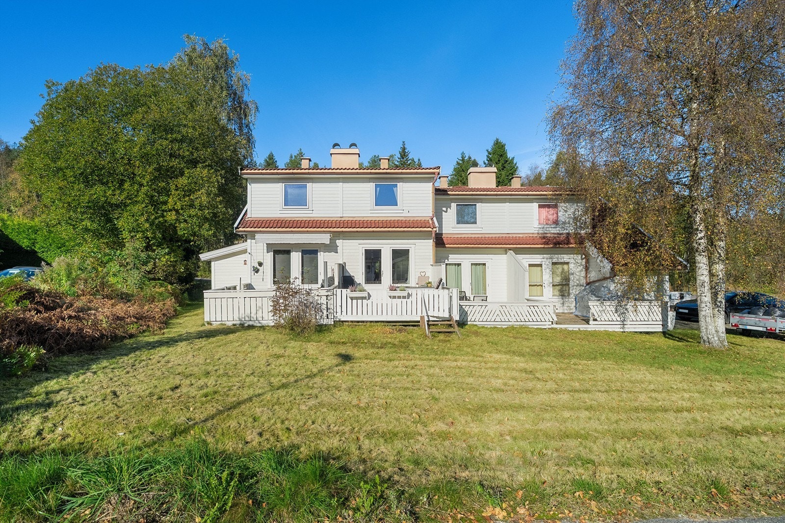 Felles tomt pent opparbeidet med trær, busker og diverse beplantning Galleribilde