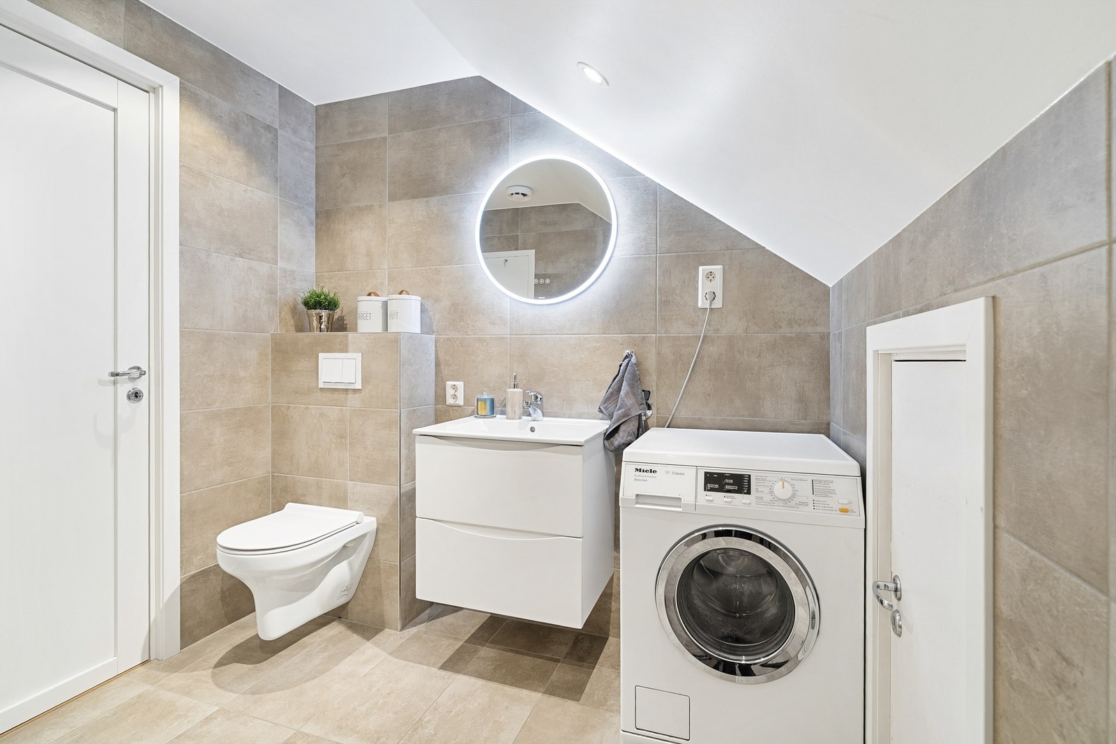 Flislagt baderom med gulvvarme pusset opp i 2023 i regi av borettslaget Galleribilde