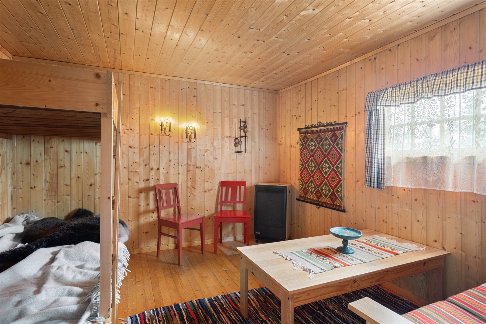 Boden er innredet med sengeplasser. Galleribilde