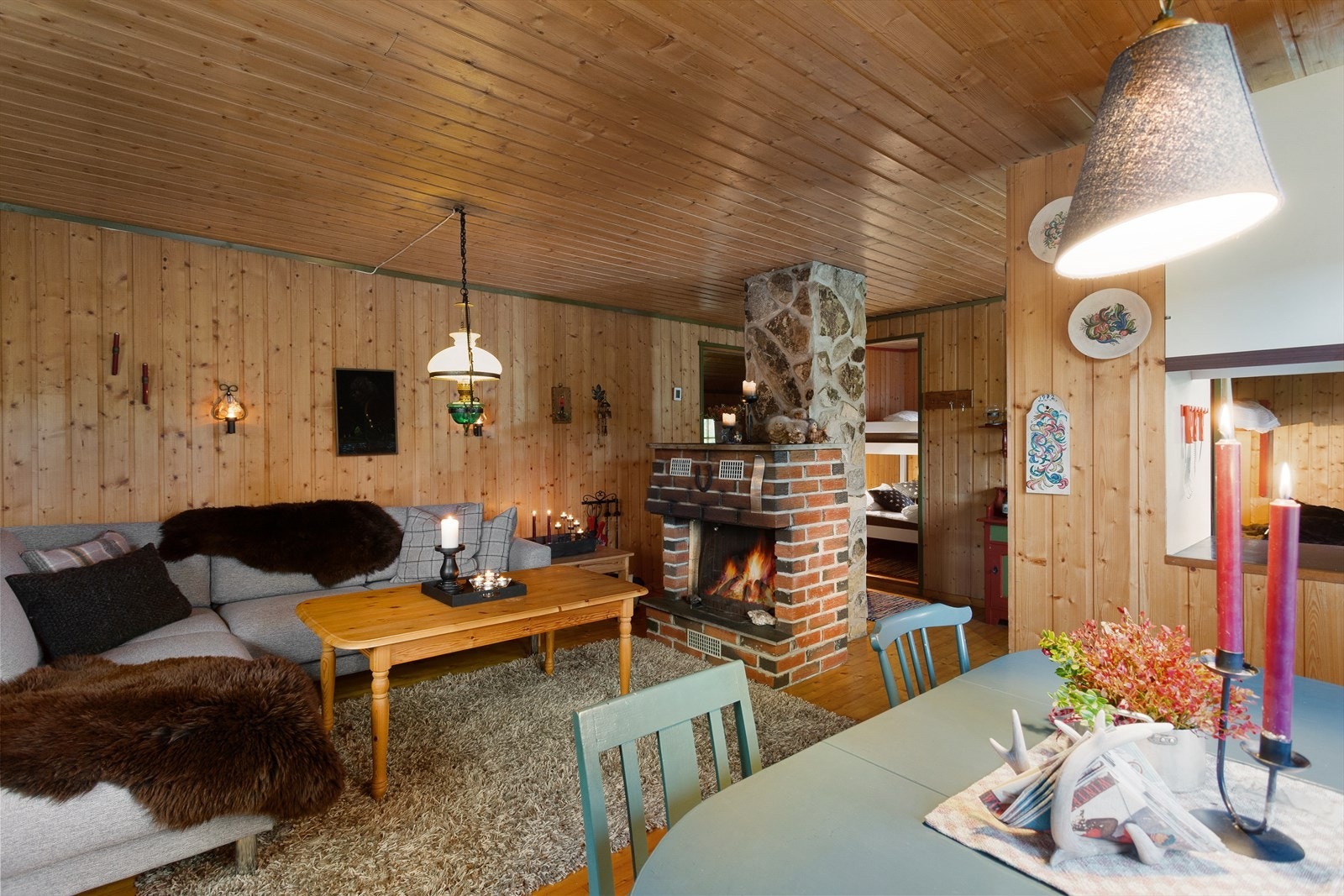Hyggelig stue med en peis som varmer godt på kalde dager. Galleribilde