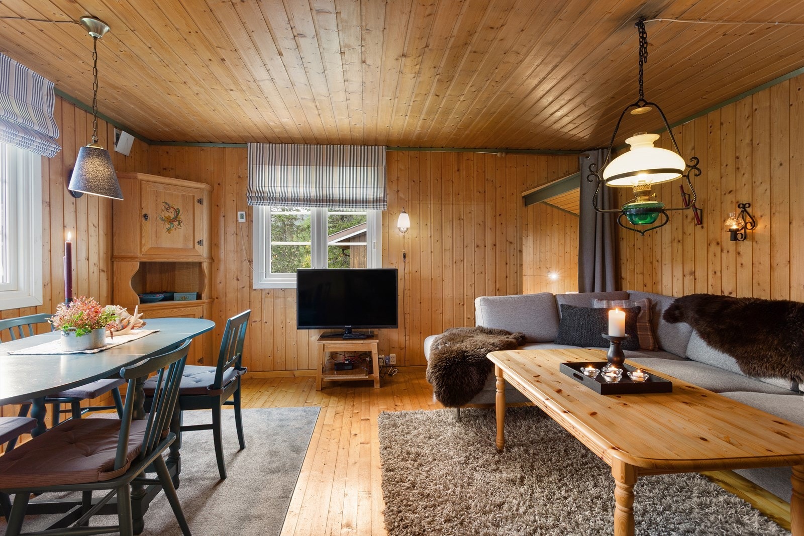 I stuen er det plass til både spisebord, sofa og bord. Galleribilde