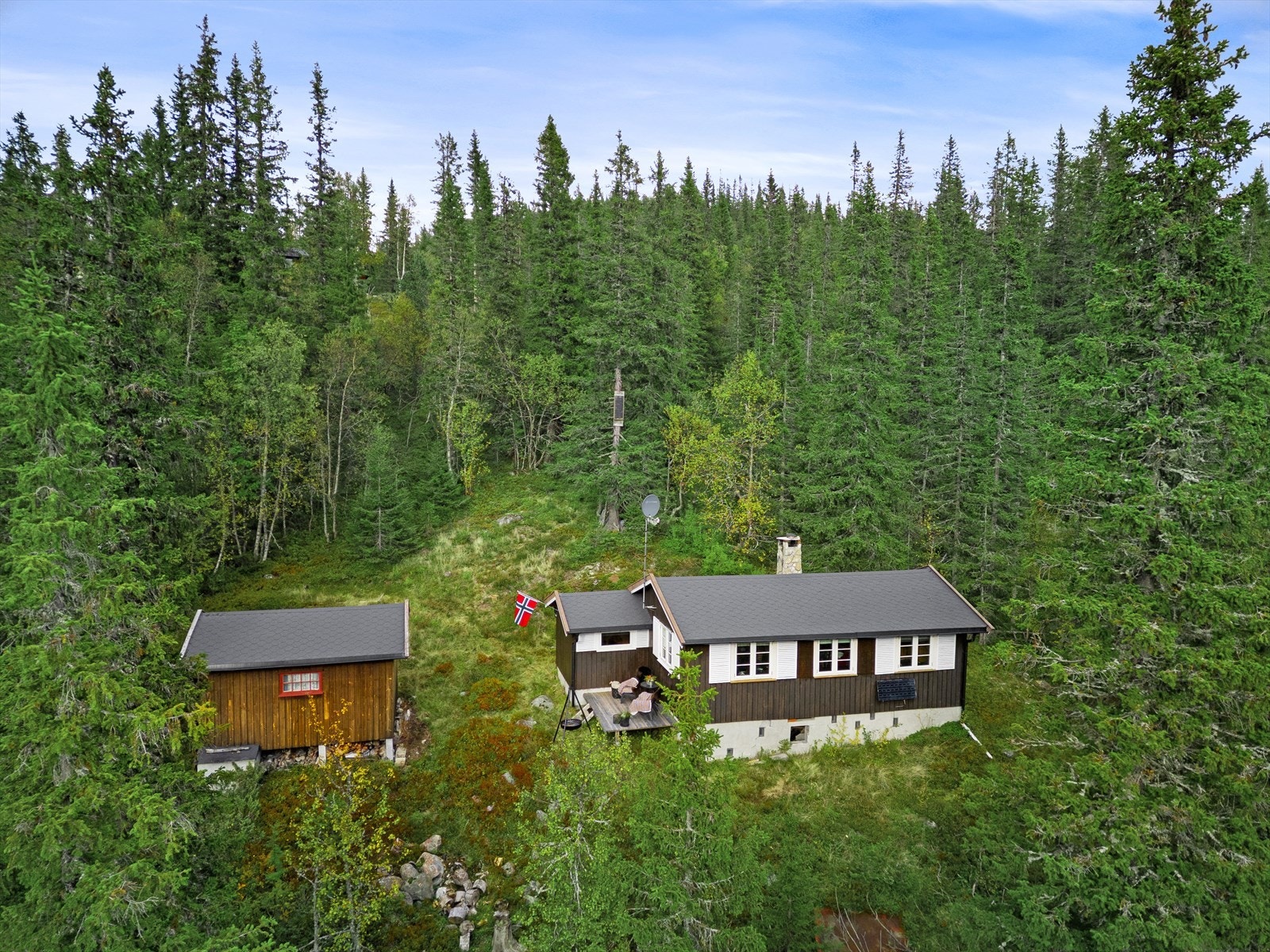 Fritidsboligen ligger ca. 800 moh. Området er attraktivt med kort vei til sykkel- og turstier, skiløyper, ca 2 km til Veggli Fjellstue og til Killingdalen med alpinanlegg. Galleribilde