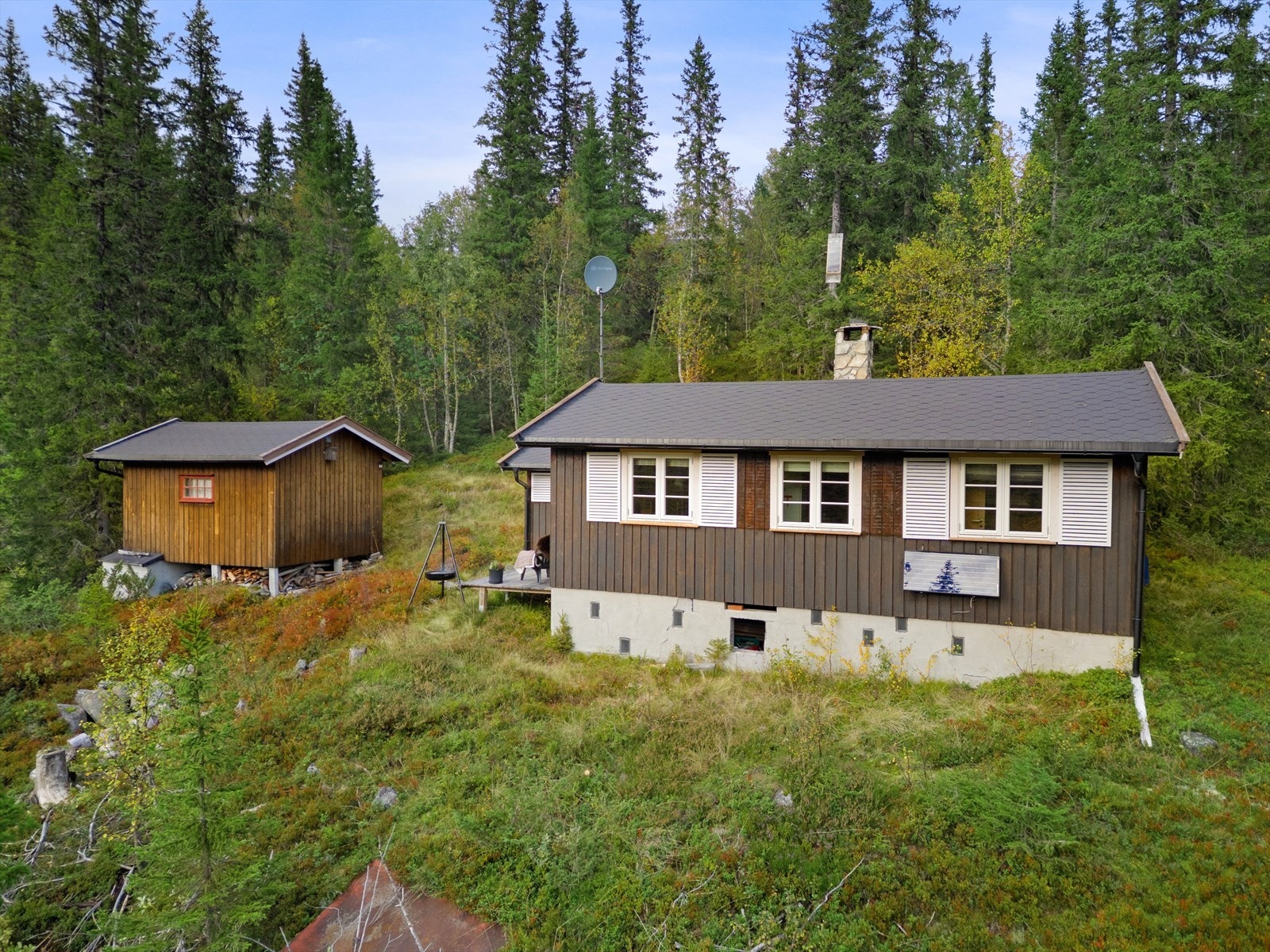 Fritidsbolig som ligger fritt og fint til i et etablert hytteområde på Vegglifjell. Galleribilde