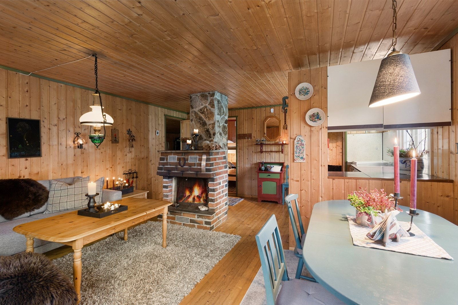 Det er en hyggelig stue og spisestue. Galleribilde